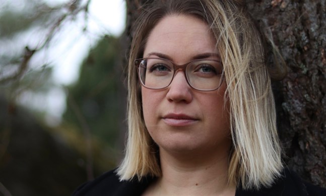 Emelie Kevin, som bor i Nykarleby, har släppt sin första låt på digitala plattformar.