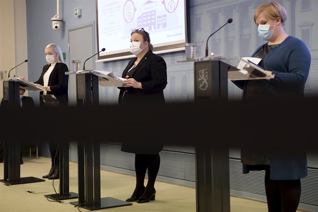 Inrikesminister Maria Ohisalo (Gröna), familje- och omsorgsminister Krista Kiuru (SDP) och vetenskaps- och kulturminister Annika Saarikko (C) på regeringens presskonferens.