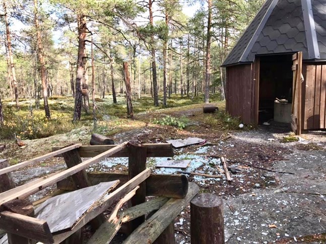 Sönderslagna bänkar och glassplitter mötte vandrare i Bennäs.