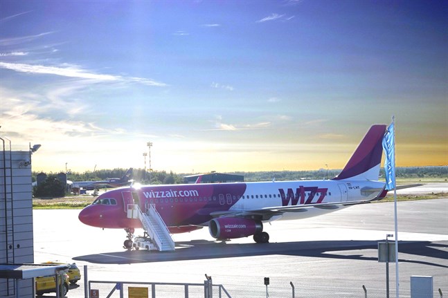 Flygbolaget Wizzair sköter förbindelsen mellan Åbo och Skopje. Flygförbindelsen återupptogs i fredags efter en månads uppehåll.