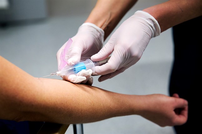 Läget på vårdavdelningarna är nu en annan än på våren när coronan snabbt och oväntat slog till på bland annat äldreboenden. Än så längre drabbas unga, men det kan vända snabbt.