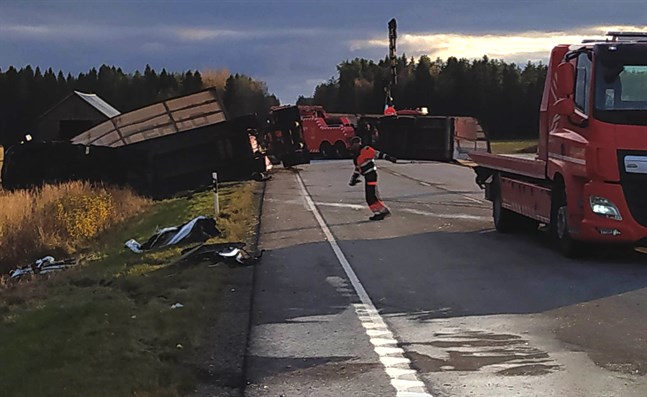 Långtradarsläpet välte mitt på Riksåttan och röjningsarbetet tog flera timmar i anspråk.