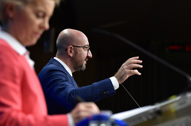 EU-kommissionens ordförande Ursula von der Leyen (närmast) och permanente rådsordföranden Charles Michel ska tala med Storbritanniens premiärminister Boris Johnson under onsdagskvällen. Arkivfoto.