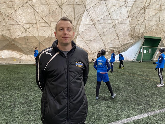 Zoran Bogesic och hans lag tvingas vänta en tid på att få spela den avgörande turneringen för säsongen.