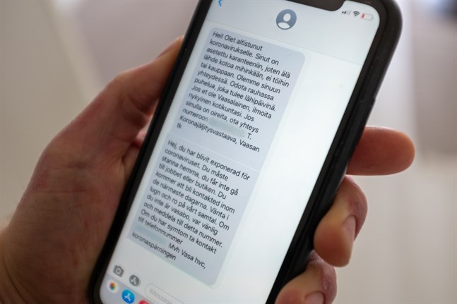 Det sms som Vasa stad skickar ut till personer som har exponerats för coronaviruset ser lite olika ut på finska och svenska.