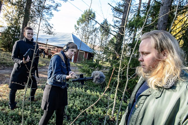 Laura Wihlborg står på coronasäkert avstånd från Joel Forsbacka när hon tar upp ljud. Bakom henne syns Emma Janke.