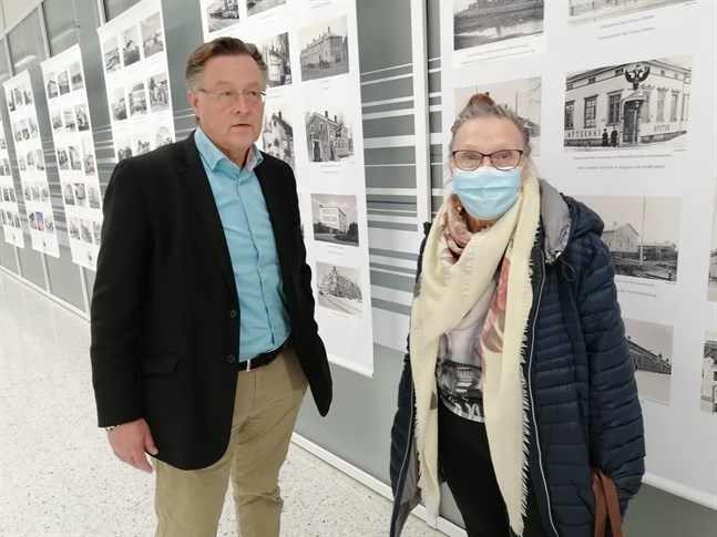 Vesa Saimanen och Kirsi Kiviaho bekantade sig med Karleby 400-årsfotoutställning i Kallestorg.