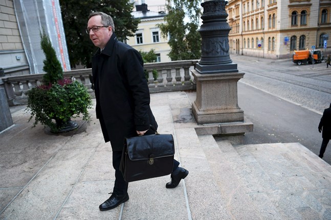 Näringsminister Mika Lintilä (C) anländer till Ständerhuset.