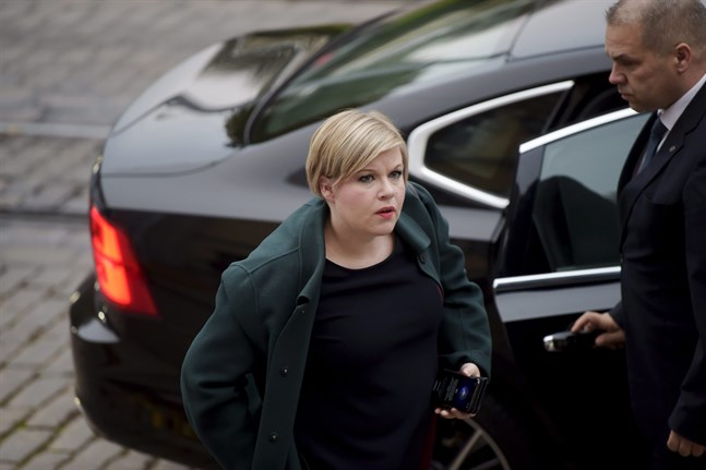Vetenskaps- och kulturminister Annika Saarikko (C) anländer till Ständerhuset.