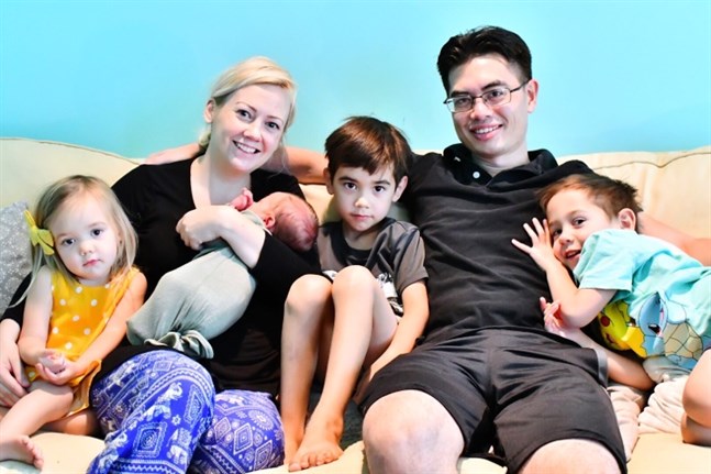 Maria Zink med barnen Fiona, Theodore i famnen, Felix, maken Daniel, som jobbar som läkare åt den amerikanska flottan och Charlie längst till höger.