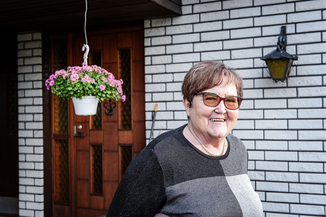 Christina Omars letar ljusglimtar och låter medvetet bli att ta in allt som rapporteras om coronaläget. Samtidigt betonar hon att det är viktigt att hålla sig informerad.
