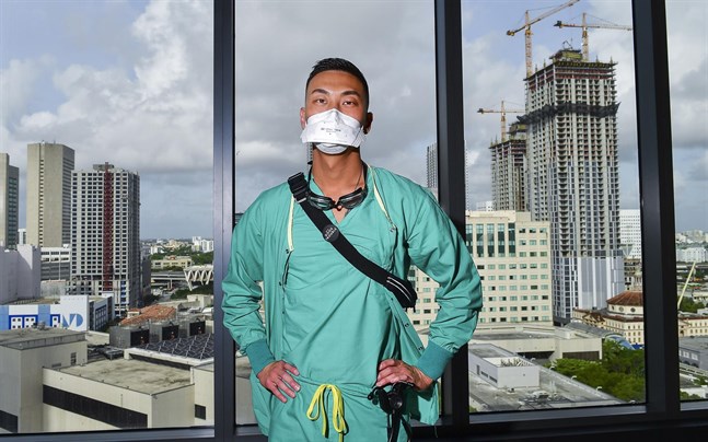 Kevin Cho Tipton, medicinskt ansvarig intensivvårdssjukskötare och adjunkt, i Miami i delstaten Florida, som hittills har haft över 15 000 dödsoffer i covid-19.