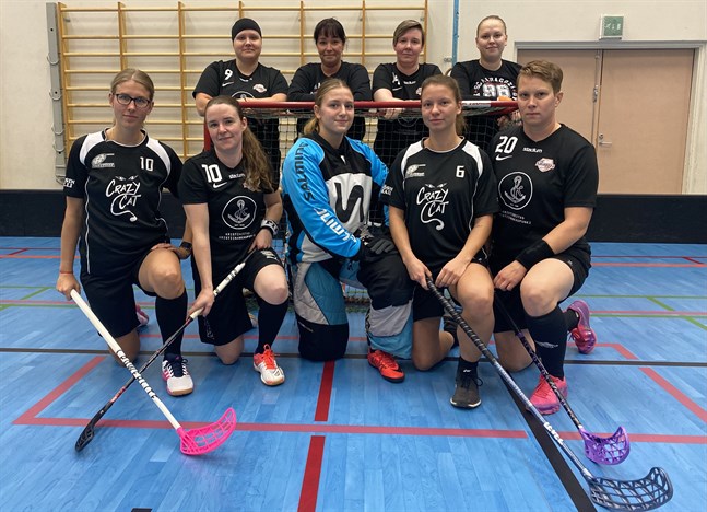 Många från Närpes spelar denna säsong i SC Saragozas lag. Här är nio av dem. Övre raden från vänster: Jessica Hietikko, Maria Westdijk, Cecilia Granlund och Frida Storgeust.
Nedre raden från vänster: Sarah Sundblom, Hanna Koivisto, Ajla Yasarevic, Jannike Söderman och Malin Enroth.
