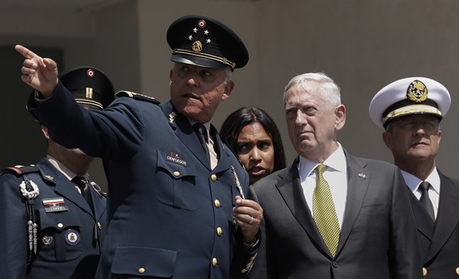 Mexikos tidigare försvarsminister Salvador Cienfuegos under ett möte med dåvarande USA-kollegan Jim Mattis i Mexico City 2017. Arkivbild