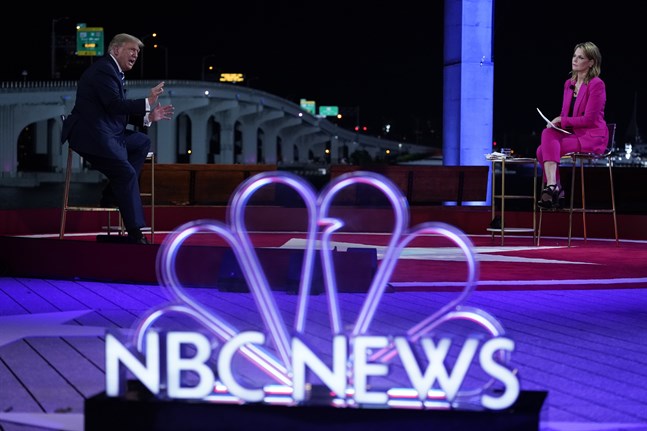 USA:s president Donald Trump på scenen i Miami tillsammans med samtalsledaren Savannah Guthrie.