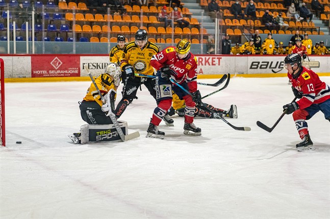 Oskari Uomala (13) prickar in Hermes 1–0-mål. Eemeli Takala (33) bevittnar från nära håll. Uomala gjorde också hemmalagets 2–1-mål.