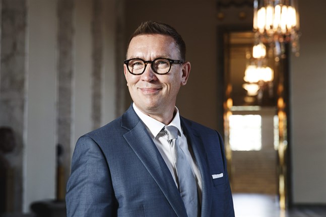 Tom Packalén (Sannf) är den första riksdagsledamoten som smittats av corona.