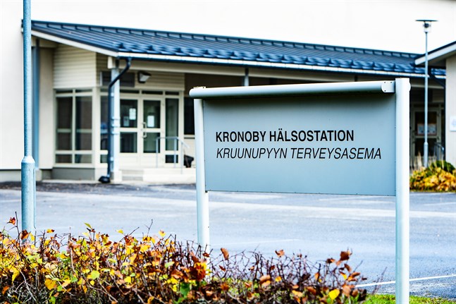 Från Österbottens sida har man inget emot att Mellersta Österbottens välfärdsområde sköter om Kronobybornas vård också i fortsättningen. Men hur ett avtal ska se ut är oklart.