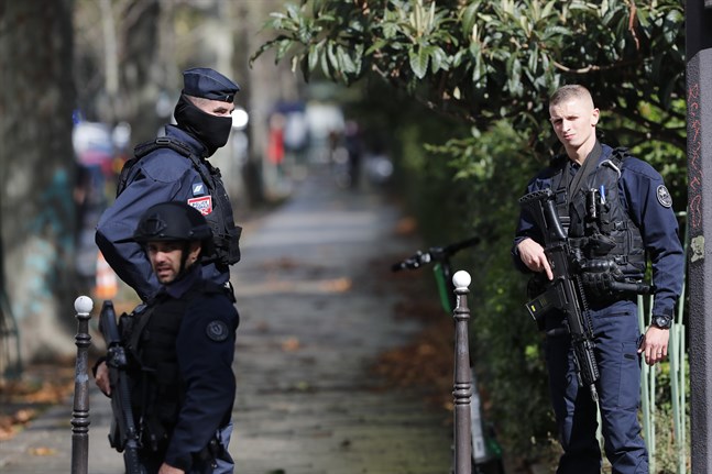 Franska poliser efter en attack mot två journalister utanför tidskriften Charlie Hebdos tidigare lokaler i Paris den 25 september. Arkivbild.
