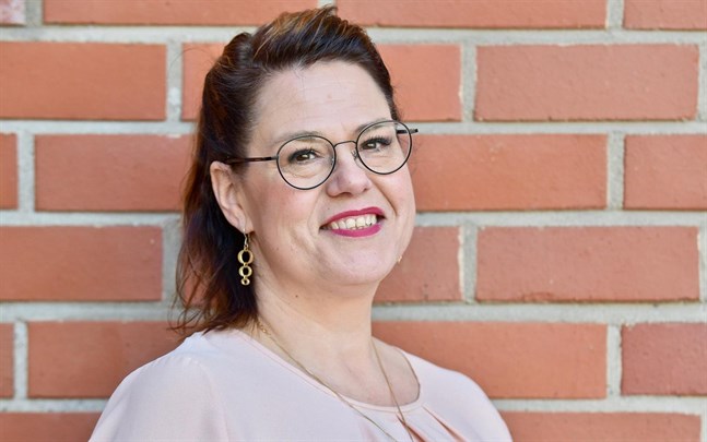 Kommunförbundets vd Minna Karhunen hoppas att partierna tar tag i sina kommunfullmäktigeledamöters osakliga beteende, bland annat på sociala medier.