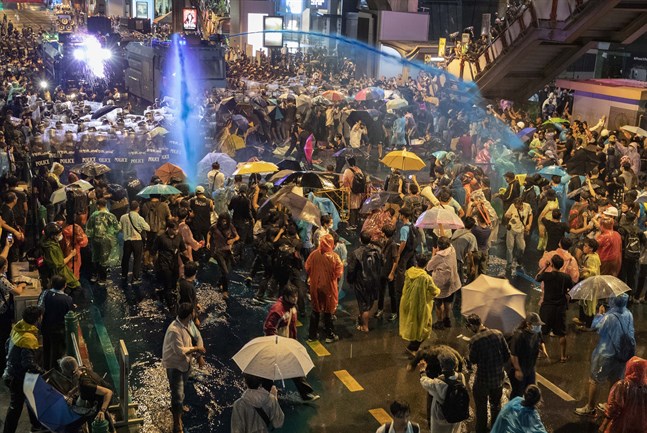 Demokratiaktivister i centrala Bangkok besprutades med kemiskt vatten av polis.