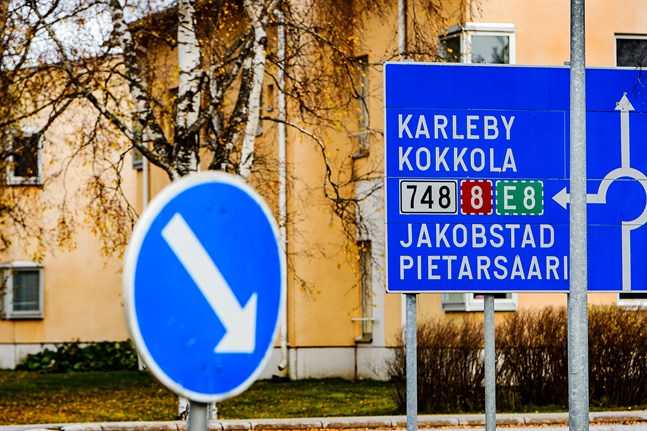 Nu sågas Karlebysvenskarna och lämnas i sticket när man tar bort stödet från Kronoby, skriver Henrik Huhta.