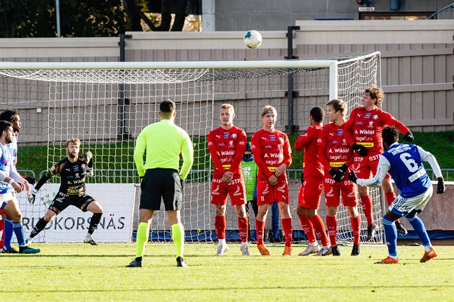 Geoffrey Acheampong skruvar in kvitteringen.