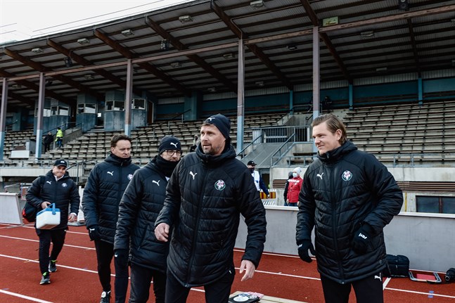 Jonas Portin, Niklas Käcko, Christian Gunnar, Pasi Katajamäki och Jesper Ahlvik i Jaro staben har ännu en match kvar att förbereda.