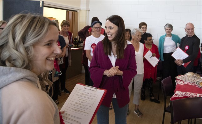 Nya Zeelands premiärminister Jacinda Ardern tackar sina valarbetare i Auckland under valdagen.
