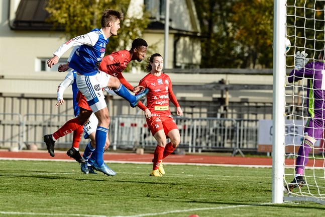 Will Inalien nickar in 1–0 för Jaro mot Mikko Pitkänens AC Kajaani. I bakgrunden syns Topi Järvinen.
