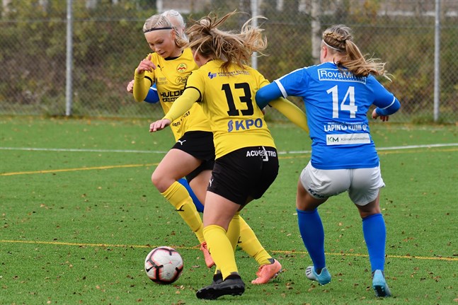 Myrans Piita Kytölaakso och Veera Koskela (13) täcker bort motståndarnas Stina Virkkala i matchen mot RoPS.