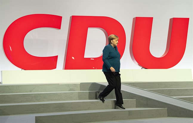 Tre män kandiderar för att ta över kristdemokratiska CDU och i förlängningen sannolikt bli Tysklands förbundskansler efter Angela Merkel. Här går Merkel på scenen vid partikongressen 2019.