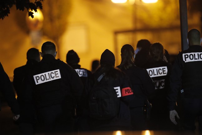 Polis arbetar vid brottsplatsen i den Parisförort där en lärare mördades på fredagen.