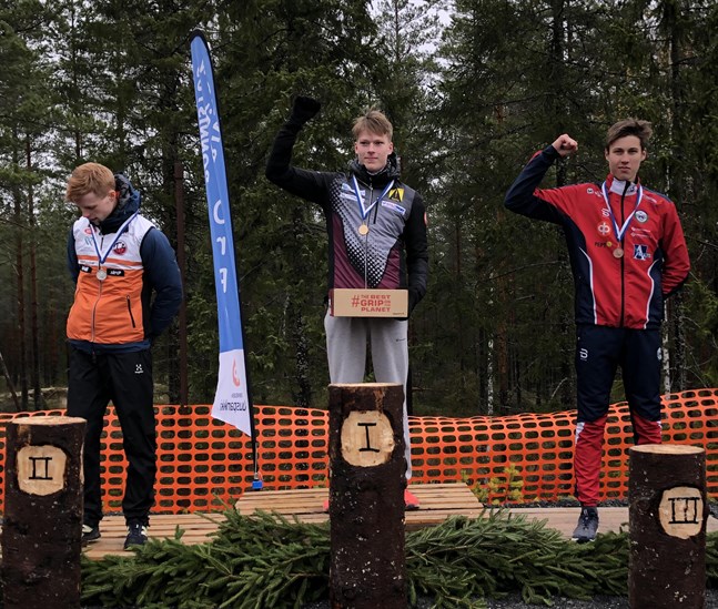 Guldmedaljören Santeri Kirjavainen och bronsmedaljören Valter Joensuu ser betydligt gladare ut än silverkillen Touko Sepppä.