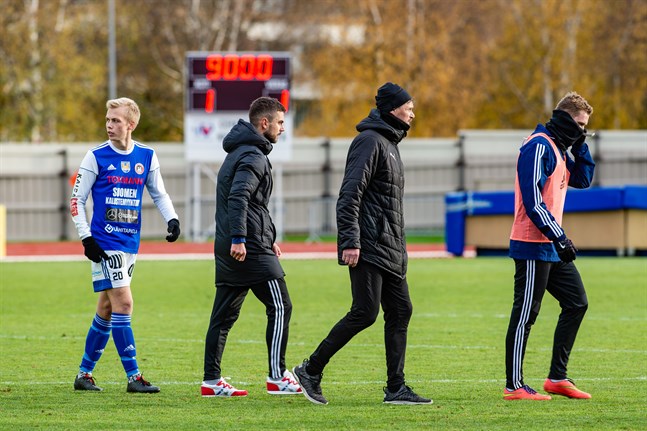 Niklas Käcko har gjort flera ändringar efter att AC Kajaani-matchen tog slut i lördags. Här följs han av AC Kajaani-tränaren Marko Milunovic och Johannes Kytilä.