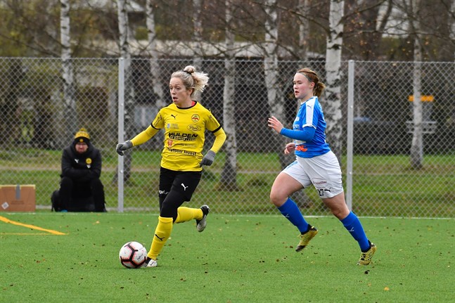 Myrans Alyssa Tallent avancerade starkt på sin höger kant och här är det RoPS-spelaren Sanna Valkamaa som hamnat på efterkälken.