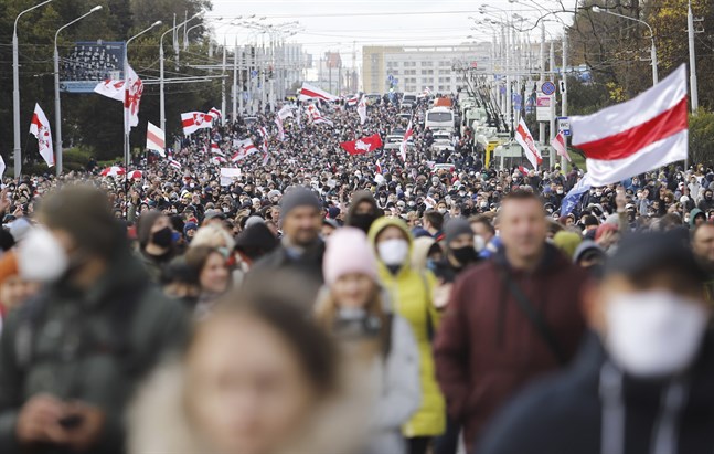 Demonstranter protesterar mot den belarusiska regimen på söndagen.