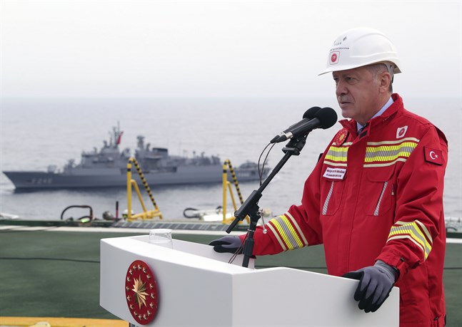 Turkiets president Recep Tayyip Erdogan ombord på ett borrningsfartyg i Svarta havet på lördagen.