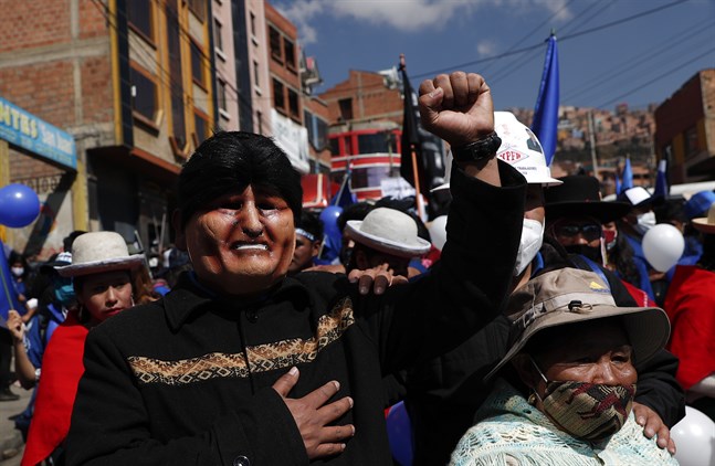 En anhängare till Evo Morales iklädd en mask föreställande expresidenten under ett kampanjmöte för socialistpartiet Mas och dess presidentkandidat Luis Arce i Bolivias huvudstad La Paz i september.