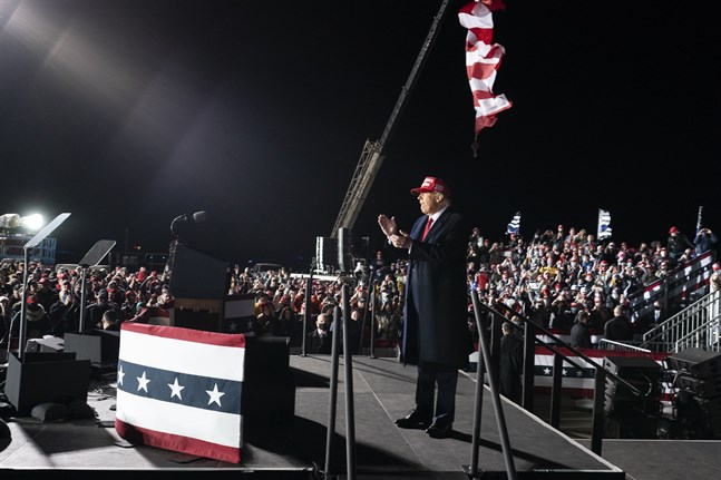 President Donald Trump applåderar sina anhängare vid valmötet i Wisconsin under lördagen.