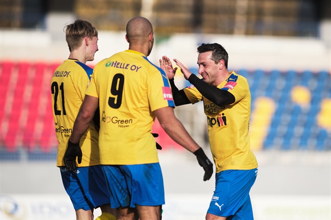 Kraft firar matchens första mål.