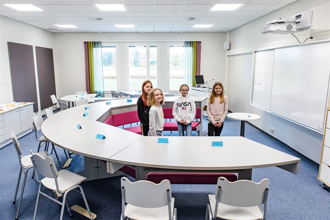Så här ser det ut i fyrornas klassrum. Agnes Lindgren, Alexandra Nyman, Silja Pulkkinen och Sarah Nygård är särskilt nöjda med den rosa, runda sittdelen i mitten.