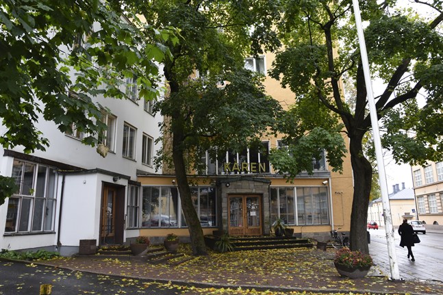 Kåren är ritad av arkitekt Erik Bryggman. Brandskadorna syns inte från utsidan av byggnaden.