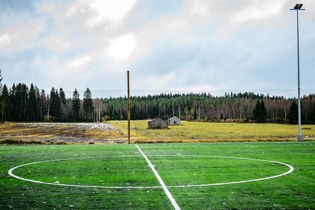 Kommunen ville köpa åkermarken, som ligger cirka 150 meter från den nya skolan i Nedervetil, när man sökte en tomt till skolbygget. Då ville markägaren inte sälja.