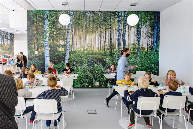 Compass Group vill höja priserna på den matservice som man producerar i Kronoby, men hur stor prishöjning man önskar har bolaget inte berättat ännu. Bilden är från matsalen i Nedervetil skola.