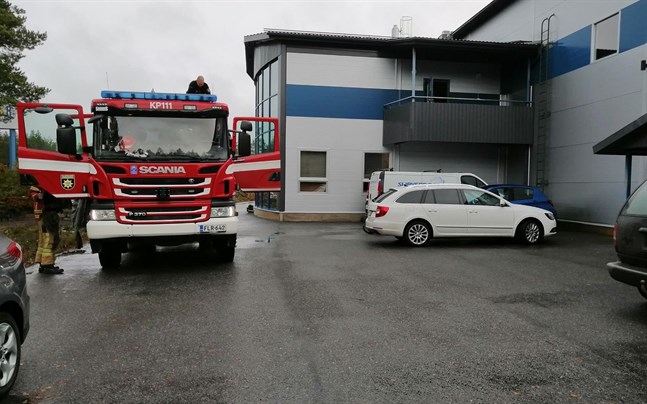 En mindre brand uppstod i kontorsbyggnaden till ett båtföretag i Karleby på måndag.