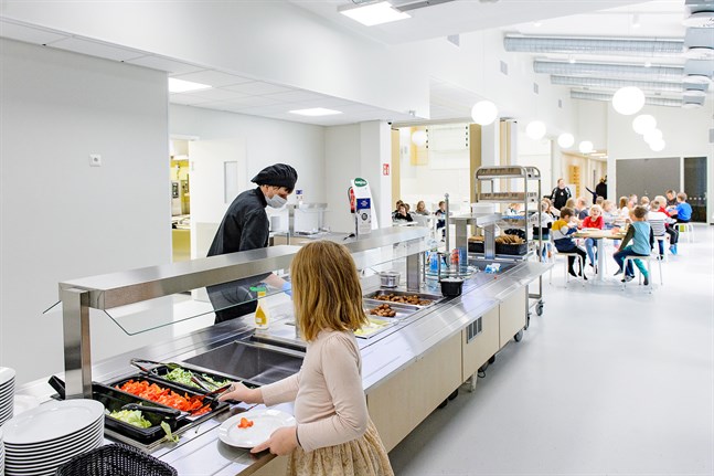 Skolmaten i Kronoby produceras i dag av Compass Group FS Finland Oy (tidigare Fazer) med ett avtal som stäcker sig till 31.7.2022. Bilden är från nya Nedervetil skola.