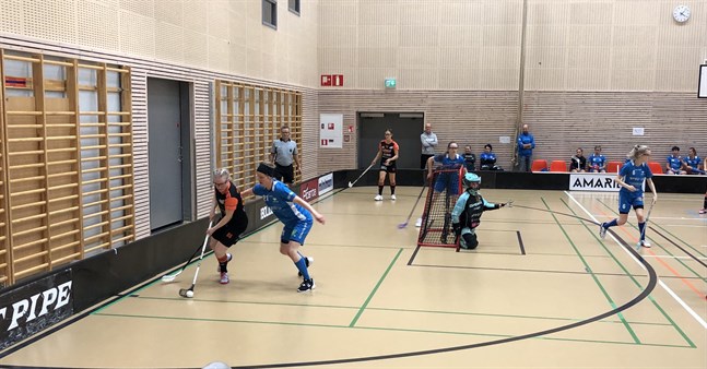 Damettan startar på nytt från noll. Pia Juhala (21) i Blue Fox i aktion i höstens första turnering i Karleby.