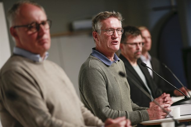 Thomas Lindén, avdelningschef på Socialstyrelsen, Anders Tegnell, statsepidemiolog och Svante Werger, rådgivare på MSB under torsdagen pressträff.