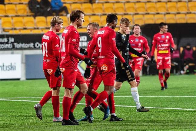 Jaros unga spelare blev snabbt attraktiva för U21-landslaget, när de flyttade till ligalag. Axel Vidjeskog (till vänster) har just gjort 1–3 för Jaro mot SJK Akatemia. Han gratuleras av Severi Kähkönen, Jusa Ihalainen och Will Inalien i matchen mot SJK Akatemia den 20 oktober 2020.
